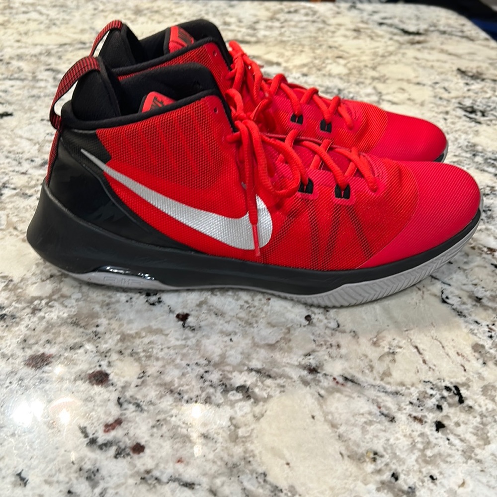 Nike Air Versitile Basketball Shoes Size 11.5